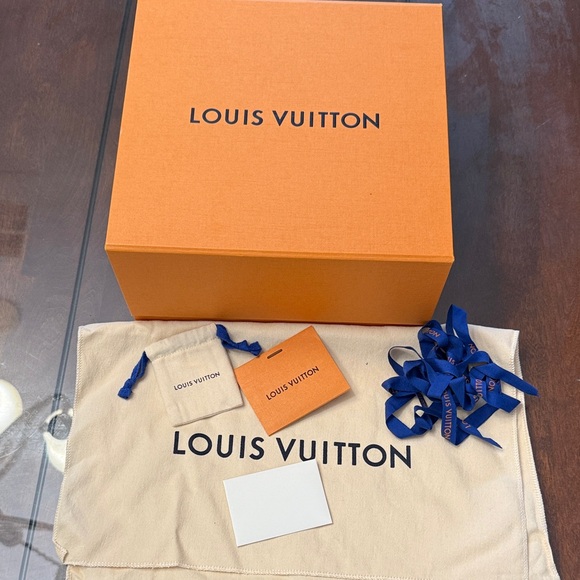 Louis Vuitton Alma Handbag with Strap and box accessories - Picture 9 of 9